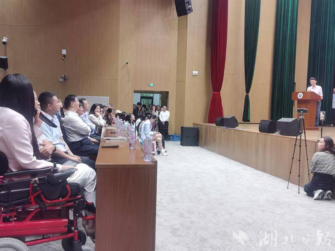 4月19日，江漢大學“閱讀，抵達世界的另一種方式”主題分享會現(xiàn)場。湖北日報全媒記者包東喜攝