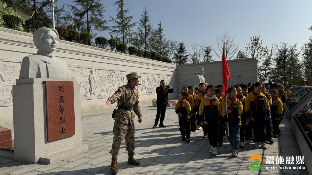 何功偉民兵連民兵在恩施烈士陵園為研學(xué)的學(xué)生進行講解.jpg