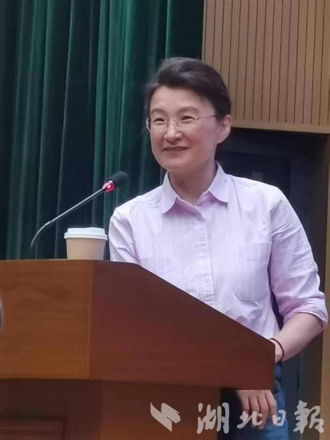 4月19日，董倩在江漢大學與師生分享新作。湖北日報全媒記者包東喜攝