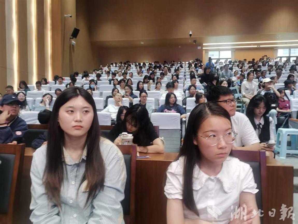 4月19日，江漢大學師生認真聆聽董倩分享。湖北日報全媒記者包東喜攝