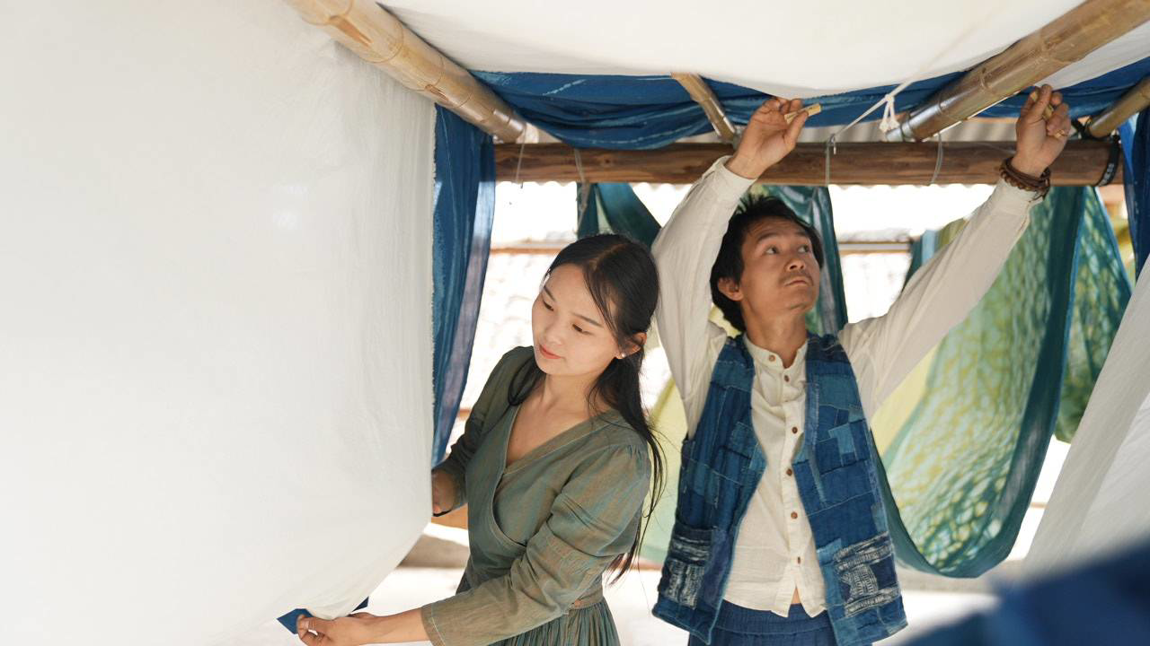 兩人在晾曬場工作。
