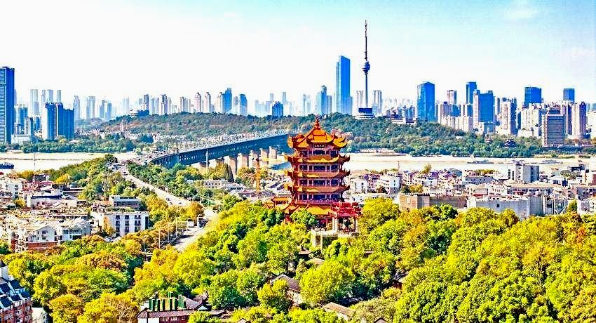 長(zhǎng)江大橋與龜蛇二山航拍圖，黃鶴樓成為城市地標(biāo)。