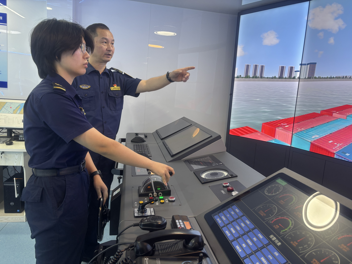 孫玉國指導熊文梓進行船舶模擬駕駛訓練（湖北日報全媒記者 王哲 攝）