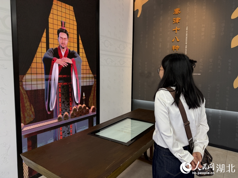 秦人“喜”和游客互動。人民網(wǎng)記者 張雋攝