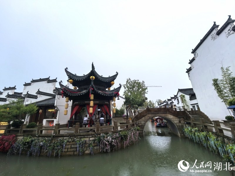 雨中漫步湖北云夢祥云灣，古色古香的老街風(fēng)韻獨(dú)特。人民網(wǎng)記者 周雯攝